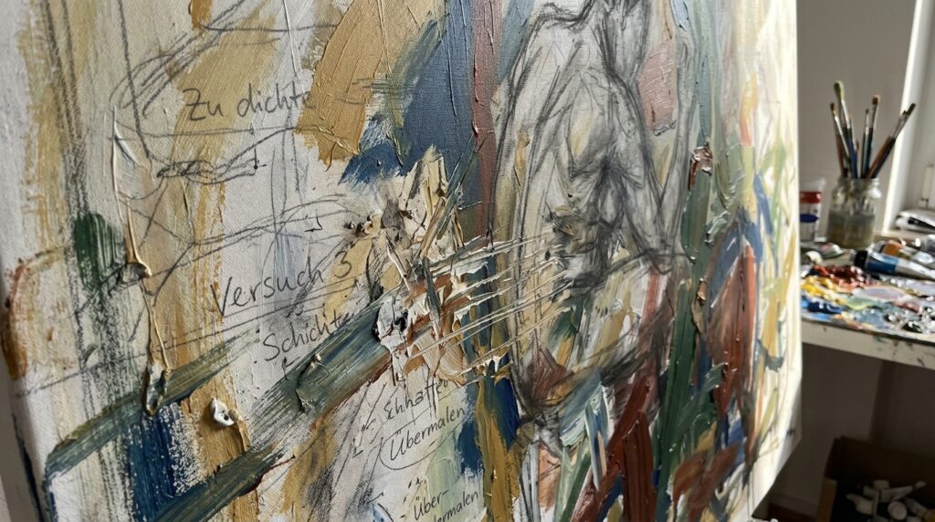 Nahaufnahme einer künstlerischen Arbeit mit überarbeiteten Linien, Farbschichten und verworfenen Ansätzen auf einer Leinwand oder einem großen Blatt.